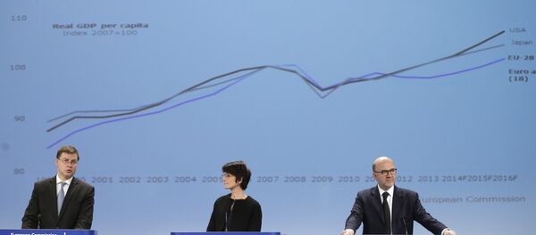European Commissioners address the media at the European Commission headquarters in Brussels, Friday, Nov. 28, 2014 - Sputnik International