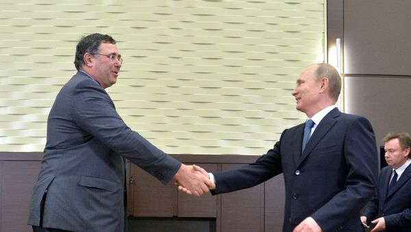 Vladimir Putin meets with French energy holding Total’s head Patrick Pouyanne - Sputnik International
