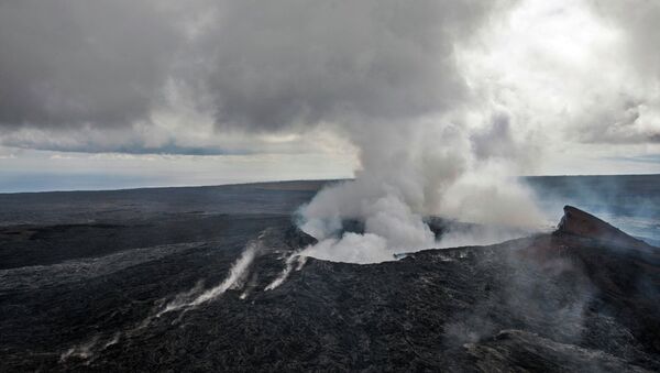 Smoke rises from the Pu'u O'o vent on the Kilauea Volcano October 29, 2014 on the Big Island of Hawaii - Sputnik International