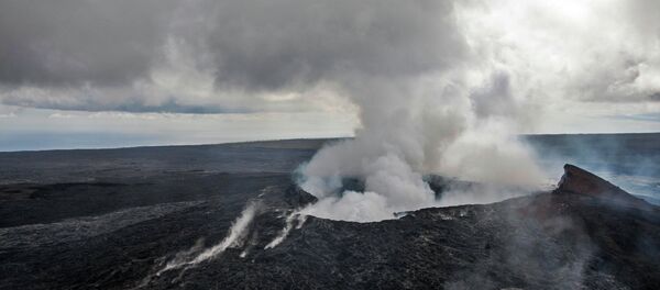 Smoke rises from the Pu'u O'o vent on the Kilauea Volcano October 29, 2014 on the Big Island of Hawaii - Sputnik International