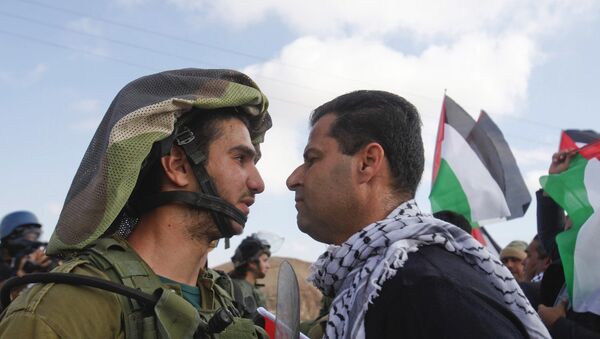 An Israeli soldier argues with a Palestinian protester - Sputnik International