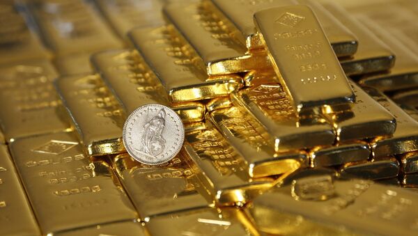 Gold bars and a Swiss Franc coin are seen in this illustration picture taken at the Austrian Gold and Silver Separating Plant 'Oegussa' in Vienna November 7, 2014 - Sputnik International