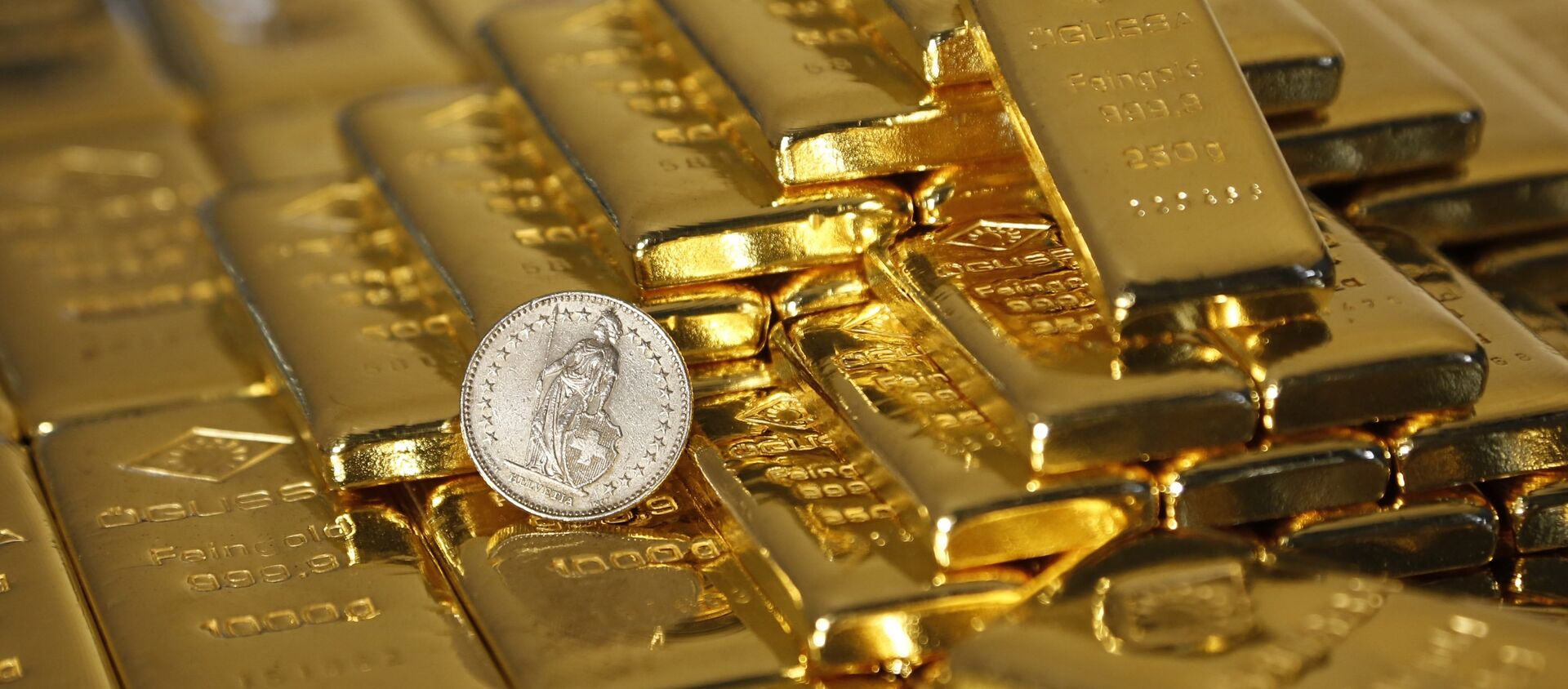 Gold bars and a Swiss Franc coin are seen in this illustration picture taken at the Austrian Gold and Silver Separating Plant 'Oegussa' in Vienna, 7 November 2014 - Sputnik International, 1920, 17.05.2021