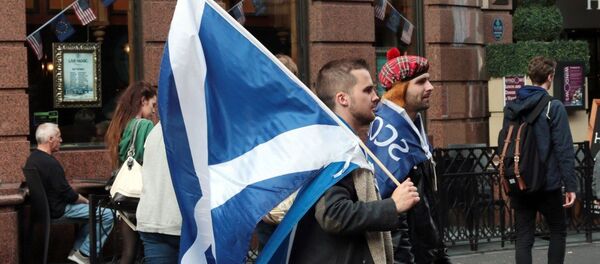 Yes campaigners carry flags on the day Scottish residents decide the future political direction their country will take in Glasgow,Scotland on September 18, 2014 Yes campaigners carry flags on the day Scottish residents decide the future political direction their country will take in Glasgow,Scotland on September 18, 2014 - Sputnik International