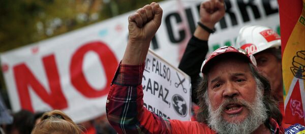 Anti-austerity demonstrators shout slogans as they take part in a demonstration which organisers have labelled the Marches of Dignity in Madrid, November 29, 2014 Anti-austerity demonstrators shout slogans as they take part in a demonstration which organisers have labelled the Marches of Dignity in Madrid, November 29, 2014 - Sputnik International
