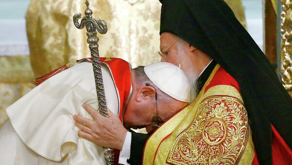 Ecumenical Patriarch Bartholomew I of Constantinople (R) blesses Pope Francis - Sputnik International