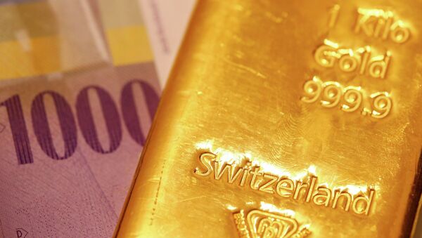 Swiss Franc banknotes and a one kilogramm gold bar - Sputnik International