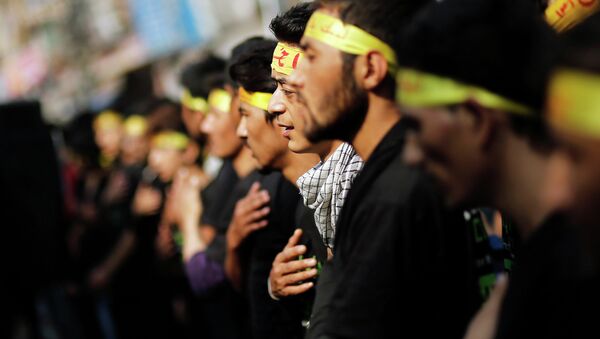 Shi'ite Muslims beat their chests during a Muharram procession to mark Ashoura in the old quarters of Delhi November 4, 2014 - Sputnik International