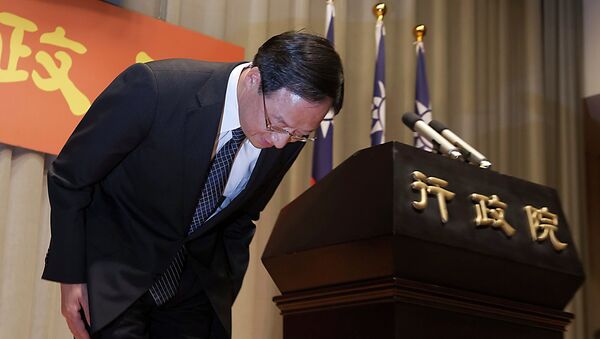 Taiwan Premier Jiang Yi-huah bows during a news conference after the ruling Kuomintang (KMT) party was defeated in the local elections in Taipei November 29, 2014. - Sputnik International