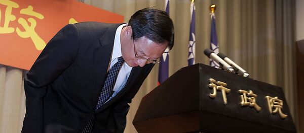 Taiwan Premier Jiang Yi-huah bows during a news conference after the ruling Kuomintang (KMT) party was defeated in the local elections in Taipei November 29, 2014. - Sputnik International