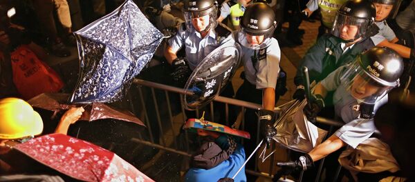 Policemen clash with pro-democracy protesters during a rally close to the chief executive office in Hong Kong, November 30, 2014 Policemen clash with pro-democracy protesters during a rally close to the chief executive office in Hong Kong, November 30, 2014 - Sputnik International