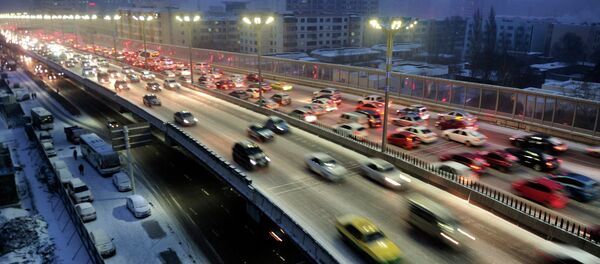 Cars drive along a bridge after snowfall in Urumqi, Xinjiang Autonomous region, November 28, 2014 - Sputnik International