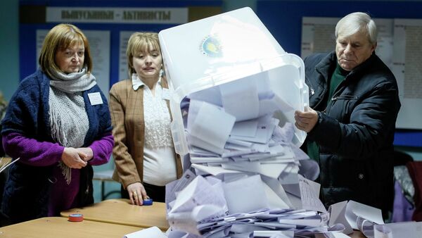 A member of a local electoral commission empties a ballot box after a parliamentary election at a polling station in Chisinau November 30, 2014 - Sputnik International