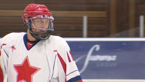Vladimir Putin Plays Hockey at Sochi Ice Arena - Sputnik International
