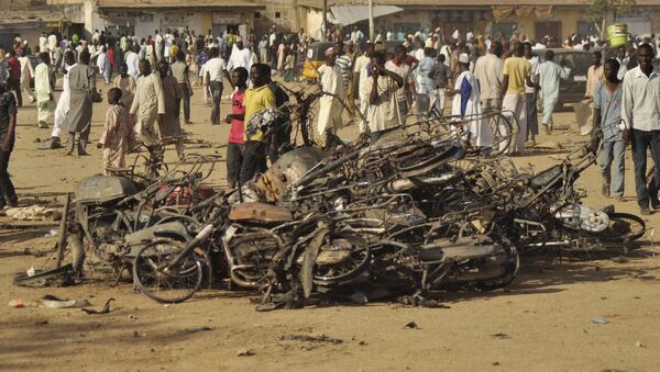 People gather at the site of a bomb explosion, in Kano, Nigeria, Friday, Nov. 28, 2014. - Sputnik International