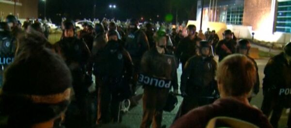 Police Force Back People Protesting Over Ferguson Ruling Police Force Back People Protesting Over Ferguson Ruling - Sputnik International