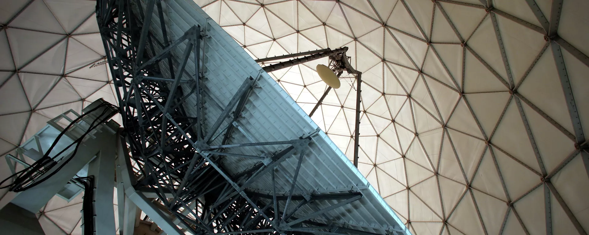 A satellite dish is photographed inside of a receiver, a so-called Radom, at the German Intelligence Agency,BND , facility near the Mangfall barracks in Bad Aibling,, near Munich Germany - Sputnik International, 1920, 21.07.2015