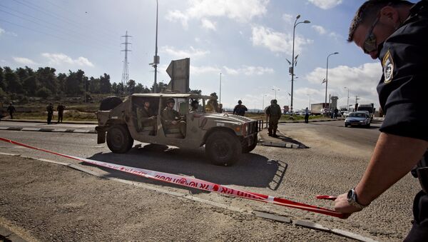 Israeli soldiers and police officers stand at the scene of a stabbing attack at the West Bank Gush Etzion junction near Jerusalem - Sputnik International