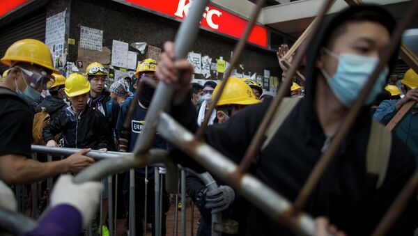 Pro-democracy protesters move barricade reinforcements up onto an escalator near the government headquarters in Hong Kong's Admiralty district December 1,2014 - Sputnik International