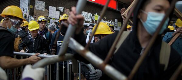 Pro-democracy protesters move barricade reinforcements up onto an escalator near the government headquarters in Hong Kong's Admiralty district December 1,2014 Pro-democracy protesters move barricade reinforcements up onto an escalator near the government headquarters in Hong Kong's Admiralty district December 1,2014 - Sputnik International