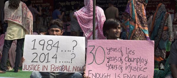 Bhopal gas tragedy survivors hold placards during a protest in New Delhi, India, Monday, Nov. 10, 2014 - Sputnik International