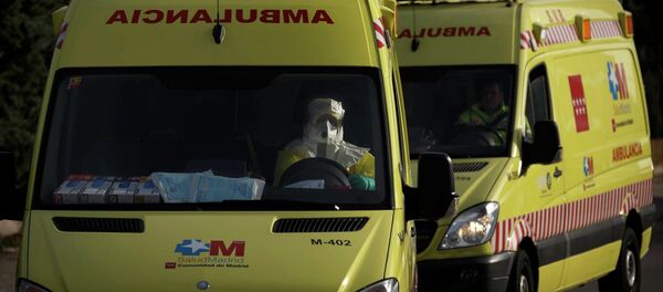 A paramedic in a protective suit - Sputnik International