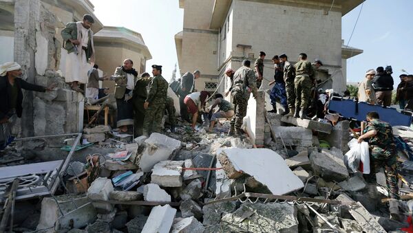 Police troopers gather at the damaged residence of the Iranian ambassador after a car bomb attack in Sanaa December 3, 2014 - Sputnik International