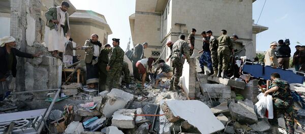 Police troopers gather at the damaged residence of the Iranian ambassador after a car bomb attack in Sanaa December 3, 2014 - Sputnik International