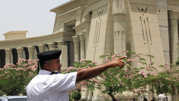 An Egyptian traffic policeman manages the traffic in front of the Supreme Constitutional Court in Cairo, Egypt - Sputnik International