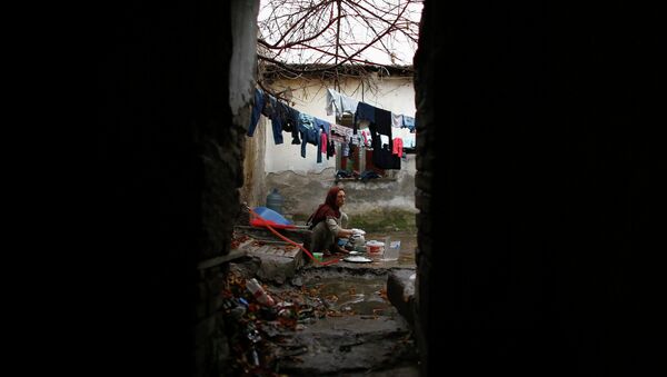 Syrian refugee woman washes the dishes in front of her house in Ankara - Sputnik International