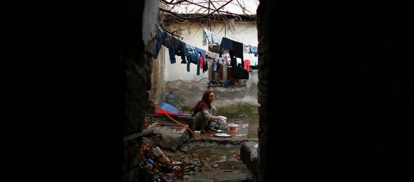 Syrian refugee woman washes the dishes in front of her house in Ankara Syrian refugee woman washes the dishes in front of her house in Ankara - Sputnik International
