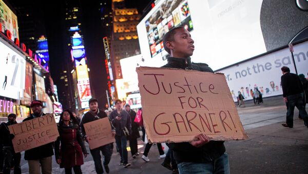 Protesters in New York marched for the third night in a row to protest the grand jury decision on the killing of Eric Garner by a police officer. - Sputnik International