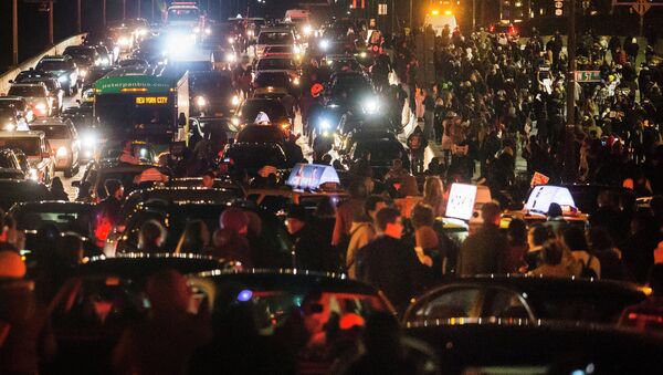 Protesters, demanding justice for the death of Eric Garner, disrupt traffic along the West Side Highway in Manhattan, New York on December 3, 2014. - Sputnik International