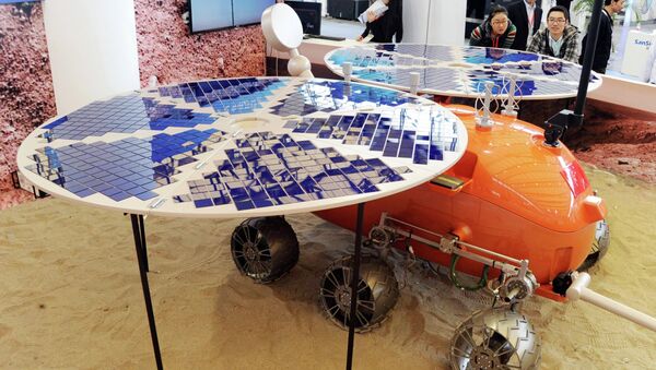 Visitors look at a prototype model of a Mars rover, which was designed and built in China, on display at the China International Industry Fair in Shanghai - Sputnik International