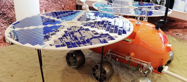 Visitors look at a prototype model of a Mars rover, which was designed and built in China, on display at the China International Industry Fair in Shanghai Visitors look at a prototype model of a Mars rover, which was designed and built in China, on display at the China International Industry Fair in Shanghai - Sputnik International