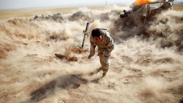 A Kurdish Peshmerga fighter launches mortar shells towards Zummar, controlled by Islamic State (IS), near Mosul. - Sputnik International