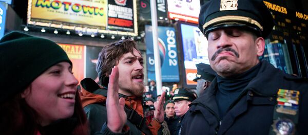 A NYPD policeman (R) reacts next to people protesting against the Staten Island death of Eric Garner during an arrest in July, at midtown Manhattan in New York December 3, 2014 A NYPD policeman (R) reacts next to people protesting against the Staten Island death of Eric Garner during an arrest in July, at midtown Manhattan in New York December 3, 2014 - Sputnik International
