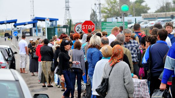 Ukrainian refugees at a border crossing point in the Rostov Region - Sputnik International