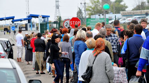 Ukrainian refugees at a border crossing point in the Rostov Region - Sputnik International