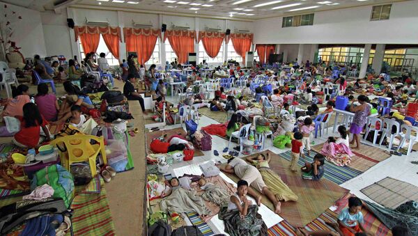People take shelter inside a evacuation centre after evacuating from their homes due to super-typhoon Hagupit in Surigao city, southern Philippines December 5, 2014 - Sputnik International
