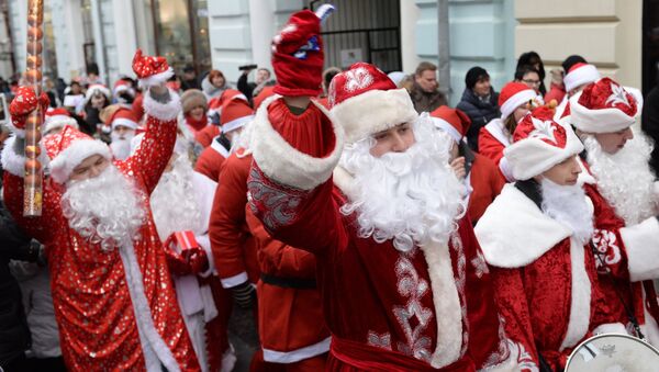 Hundreds of Santas are set to run for charity in a 'fun run' in Moscow later this month. - Sputnik International