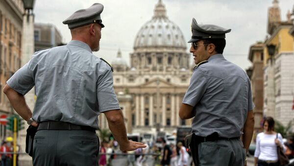 Italian financial Police officers talk to each other in front of St. Peter's square at the Vatican, - Sputnik International