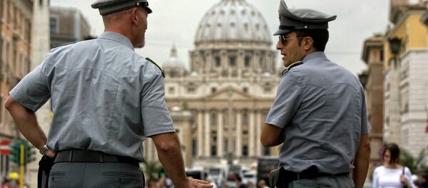 Italian financial Police officers talk to each other in front of St. Peter's square at the Vatican, Tuesday, Sept. 21, 2010 - Sputnik International