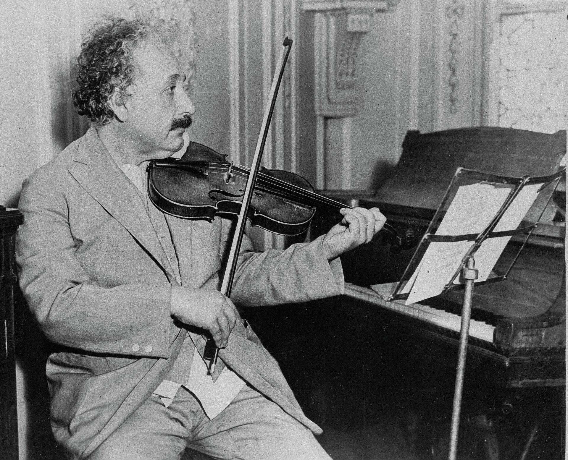 Famed physicist Albert Einstein is shown playing the violin, date and location unknown - Sputnik International, 1920, 22.09.2021