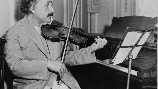 Famed physicist Albert Einstein is shown playing the violin, date and location unknown - Sputnik International