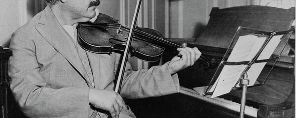 Famed physicist Albert Einstein is shown playing the violin, date and location unknown Famed physicist Albert Einstein is shown playing the violin, date and location unknown - Sputnik International