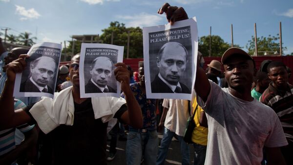 Anti-government demonstrators hold up help signs directed at Russia's President Vladimir Putin - Sputnik International