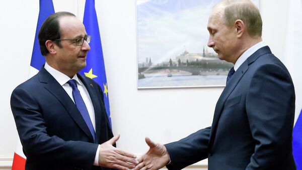 Russian President Vladimir Putin (R) approaches to shake hands with his French counterpart Francois Hollande during a meeting at Moscow's Vnukovo airport, December 6, 2014 - Sputnik International