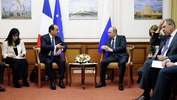 Russia's President Vladimir Putin (2nd R) meets with his French counterpart Francois Hollande (2nd L), with Russian Foreign Minister Sergei Lavrov (R) seen nearby, at Moscow's Vnukovo airport December 6, 2014 - Sputnik International