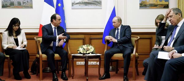 Russia's President Vladimir Putin (2nd R) meets with his French counterpart Francois Hollande (2nd L), with Russian Foreign Minister Sergei Lavrov (R) seen nearby, at Moscow's Vnukovo airport December 6, 2014 Russia's President Vladimir Putin (2nd R) meets with his French counterpart Francois Hollande (2nd L), with Russian Foreign Minister Sergei Lavrov (R) seen nearby, at Moscow's Vnukovo airport December 6, 2014 - Sputnik International